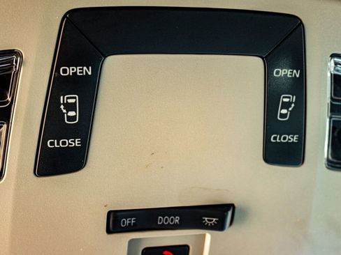 Used 2024 Toyota Sienna LE image 15