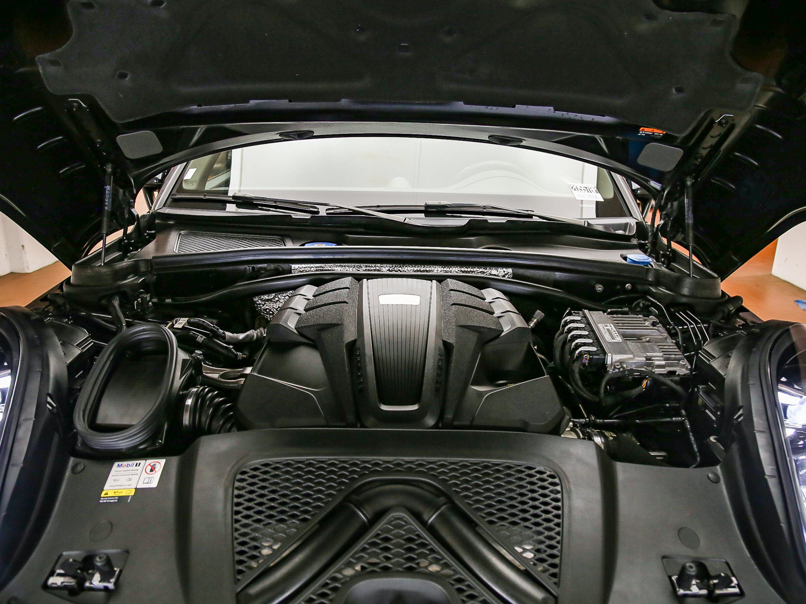 Certified 2023 Porsche Macan S AWD/4WD image 31