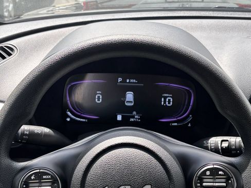 Used 2025 Kia Soul LX w/ LX Technology Package FWD image 37