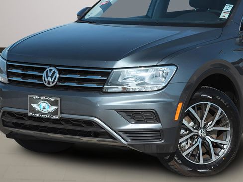 Used 2019 Volkswagen Tiguan SE w/ Panoramic Sunroof Package image 2