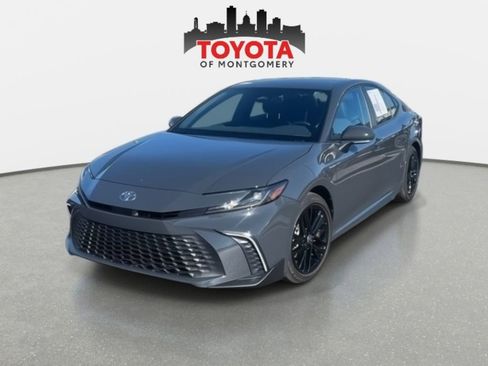 Used 2025 Toyota Camry SE image 3