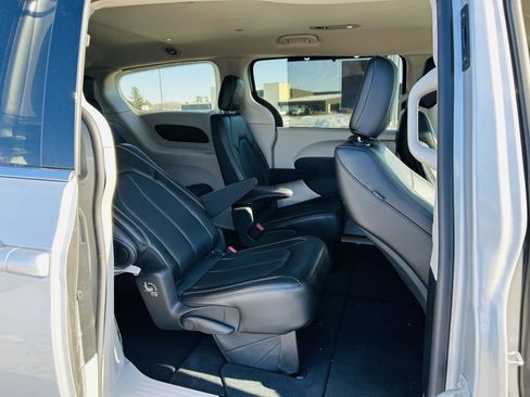 Used 2024 Chrysler Pacifica Touring-L image 30