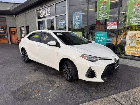 Used 2017 Toyota Corolla SE w/ SE Premium Package image 3