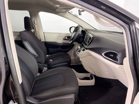 Used 2022 Chrysler Voyager LX image 27