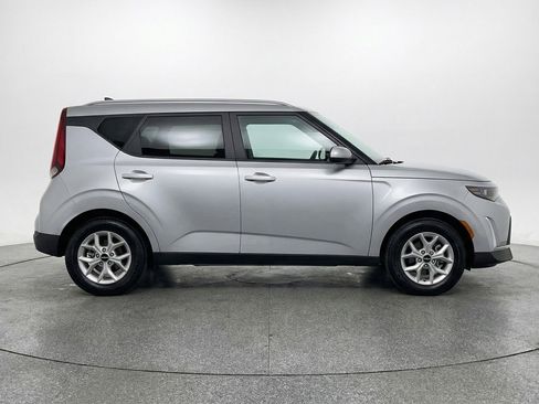 Used 2025 Kia Soul LX w/ LX Technology Package FWD image 11