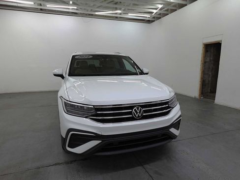 Used 2024 Volkswagen Tiguan SE w/ Panoramic Sunroof Package AWD/4WD image 3