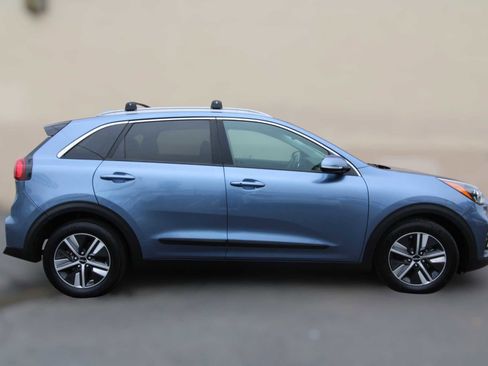 Used 2022 Kia Niro EX Premium image 2