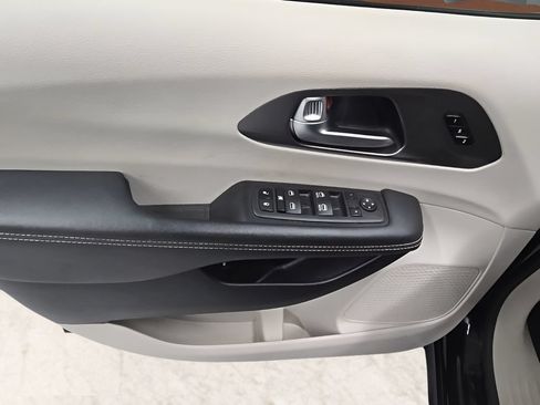 Used 2023 Chrysler Pacifica Touring-L FWD image 10