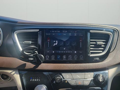 Used 2018 Chrysler Pacifica Touring-L FWD image 20