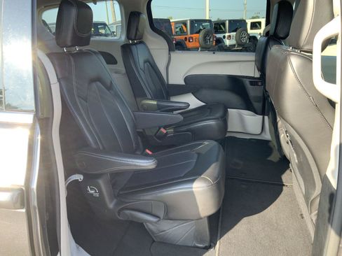 Used 2023 Chrysler Pacifica Touring-L FWD image 50