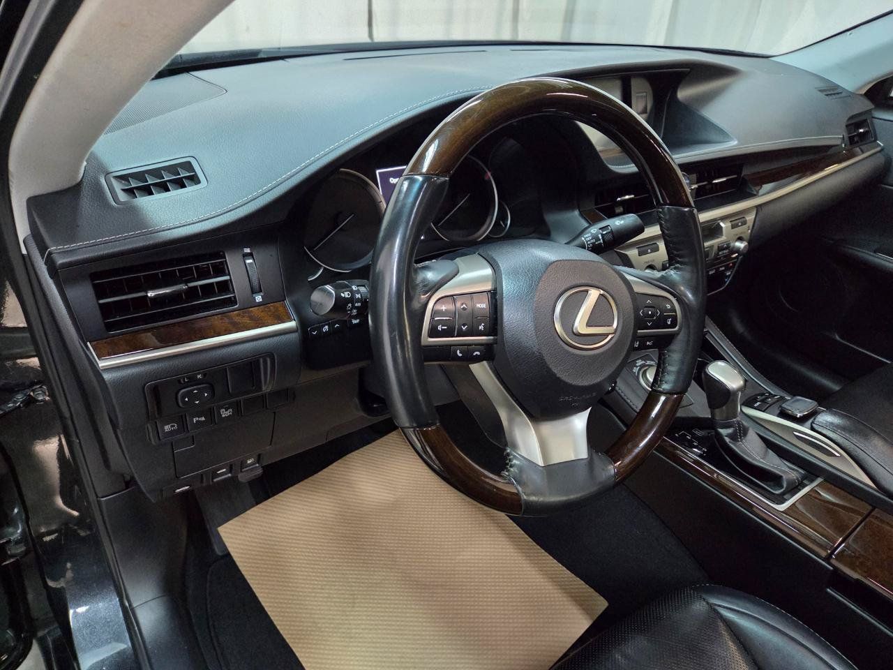 Used 2018 Lexus ES 350 w/ Luxury Package w/Wood Trim FWD image 17