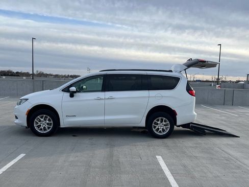 Used 2021 Chrysler Voyager Lxi image 7