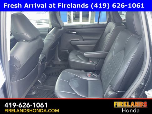 Used 2020 Toyota Highlander XLE image 24