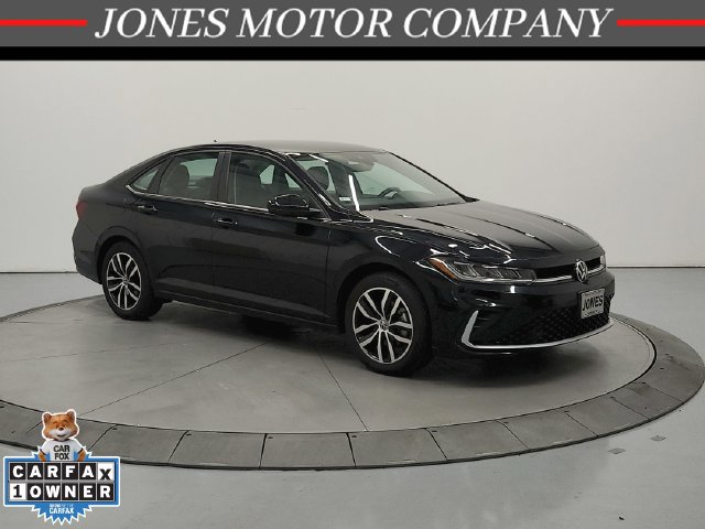 Used 2025 Volkswagen Jetta SE FWD image 1