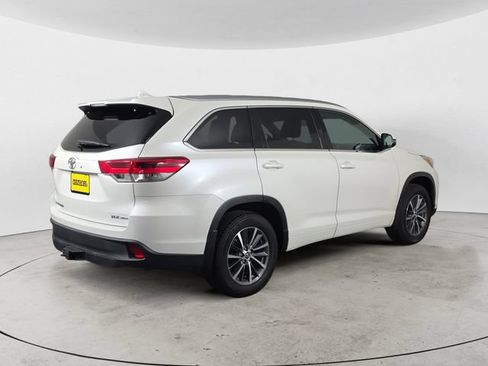 Used 2018 Toyota Highlander XLE AWD/4WD image 5