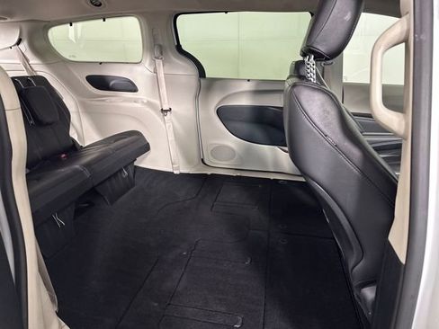Used 2022 Chrysler Pacifica Touring-L image 27