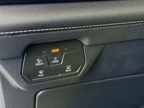 Used 2025 Volkswagen Atlas Cross Sport SE image 12