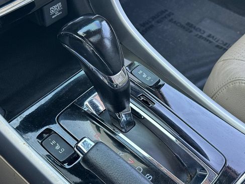 Used 2016 Honda Accord Touring image 27