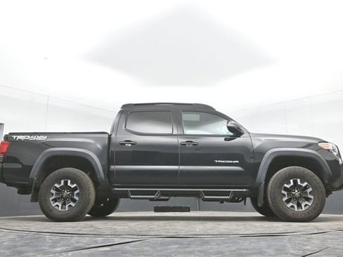 Used 2017 Toyota Tacoma TRD Off-Road w/ Premium & Technology Package image 34