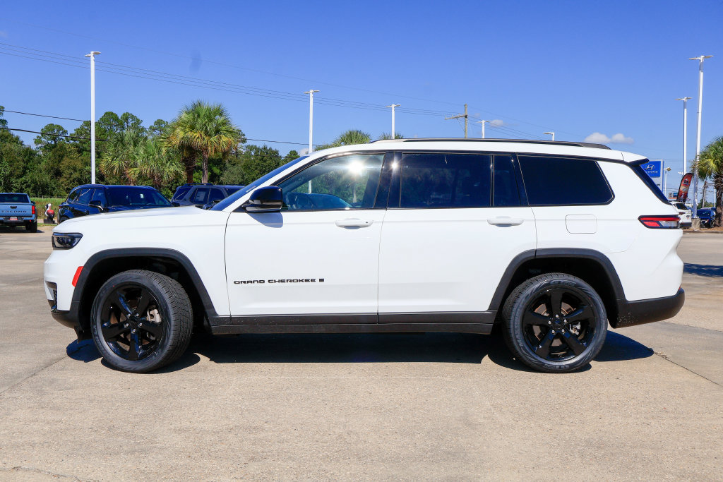 Used 2023 Jeep Grand Cherokee L Laredo RWD image 28