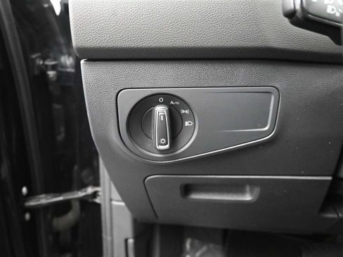 Used 2023 Volkswagen Tiguan SE image 11