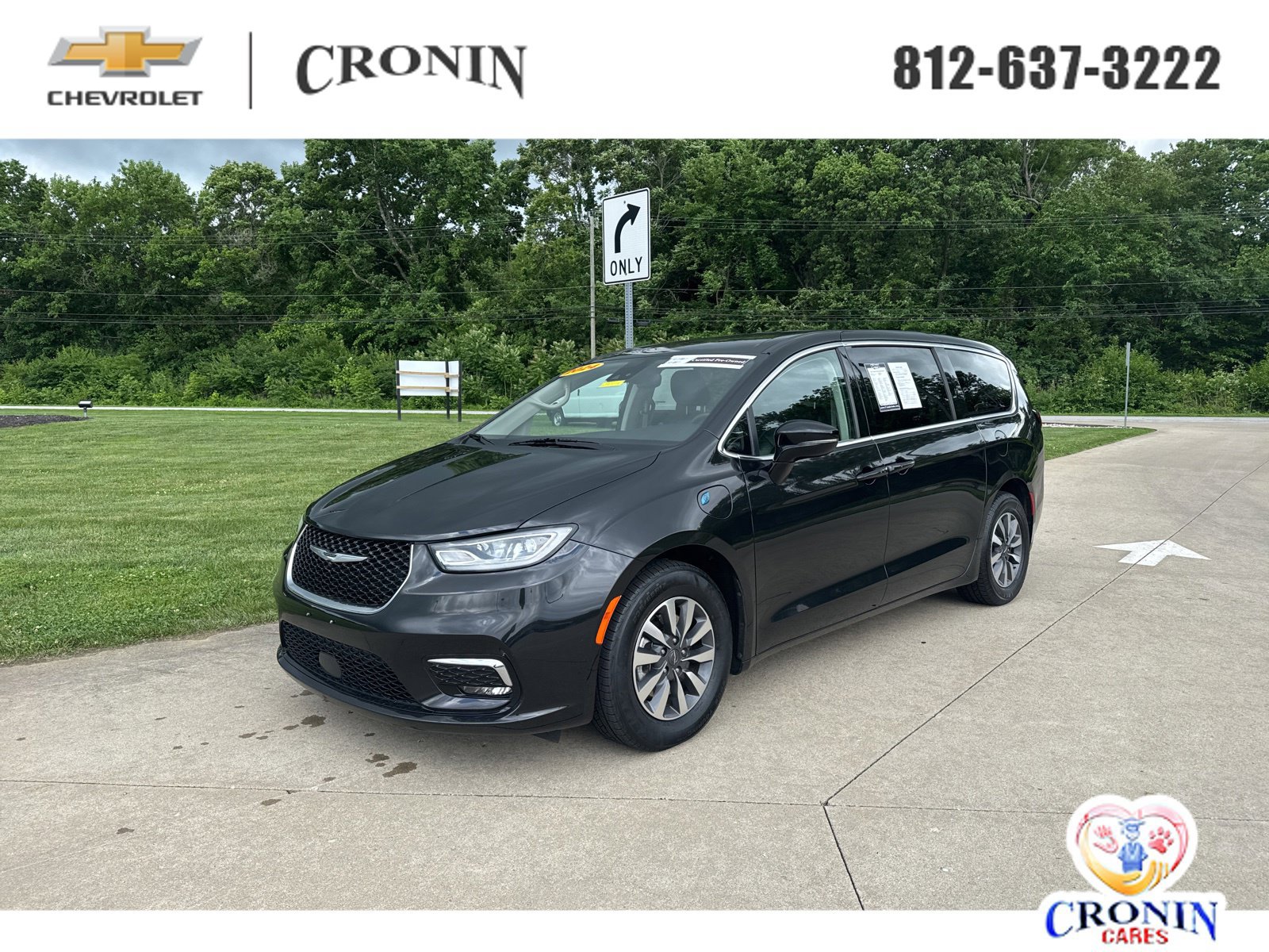 Used 2024 Chrysler Pacifica Limited FWD image 1