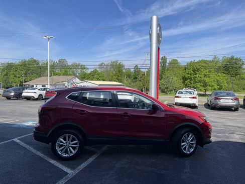 Used 2018 Nissan Rogue Sport SV w/ SV Technology Package AWD/4WD image 9