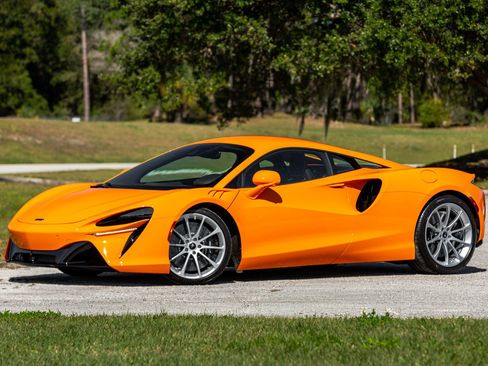 Used 2024 McLaren Artura RWD image 11