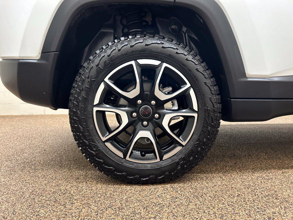 Used 2025 Jeep Compass Trailhawk w/ Trailhawk Elite Group AWD/4WD image 29