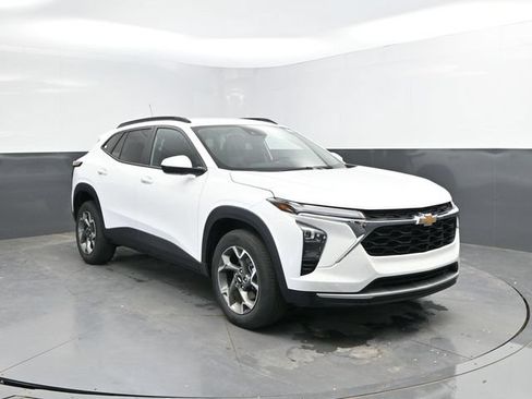 Used 2025 Chevrolet Trax LT w/ LT Convenience Package FWD image 4