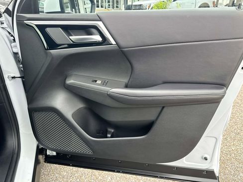 Used 2024 Mitsubishi Outlander 4WD Plug-In Hybrid image 13