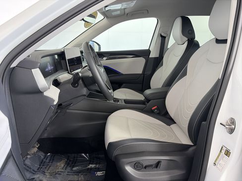 Used 2025 Volkswagen Tiguan SE image 6