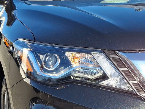 Used 2020 Nissan Pathfinder S image 9