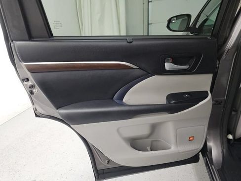 Used 2015 Toyota Highlander Limited w/ Driver Technology Package AWD/4WD image 30