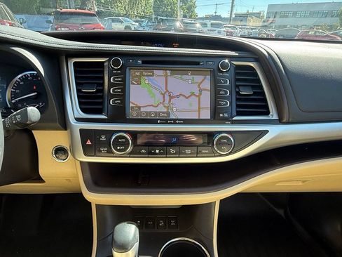 Used 2016 Toyota Highlander XLE AWD/4WD image 22