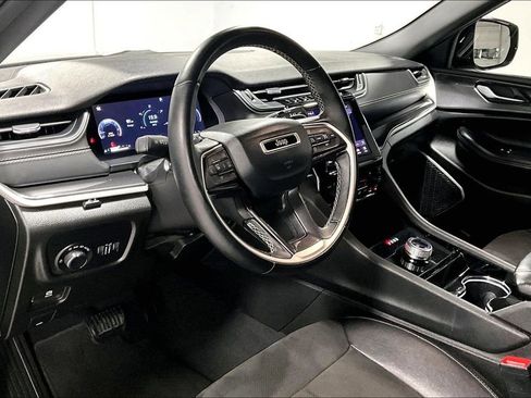 Used 2022 Jeep Grand Cherokee Altitude AWD/4WD image 16