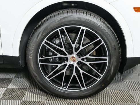 Certified 2025 Porsche Cayenne AWD image 43