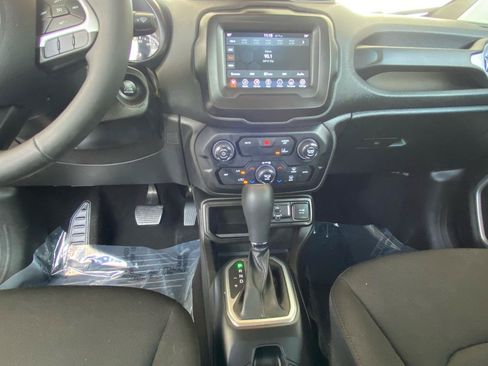 Used 2021 Jeep Renegade Latitude FWD image 41