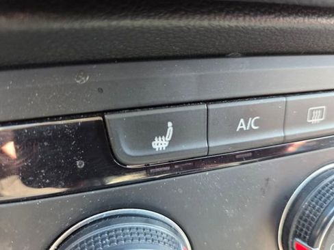 Used 2022 Volkswagen Taos SE image 13