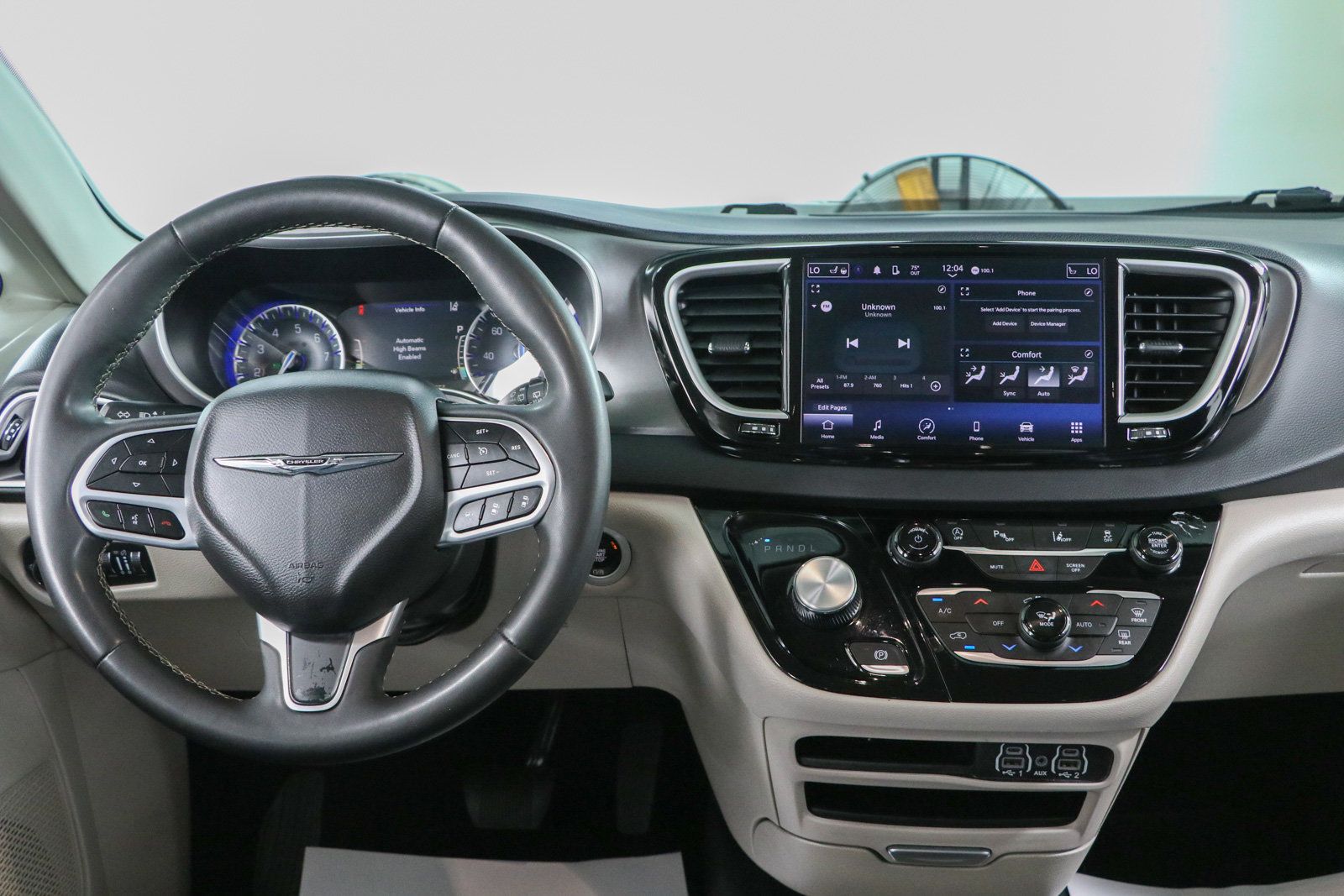 Used 2024 Chrysler Pacifica Touring-L FWD image 17