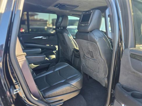 Used 2017 Cadillac Escalade Platinum image 11