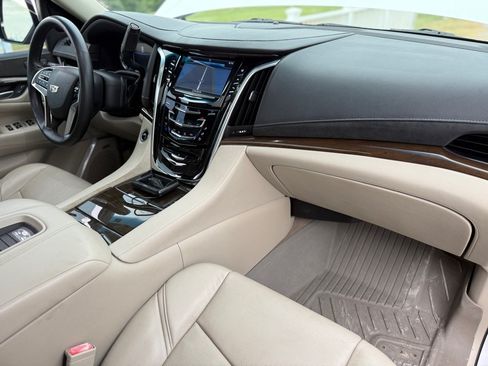 Used 2018 Cadillac Escalade Luxury AWD/4WD image 21