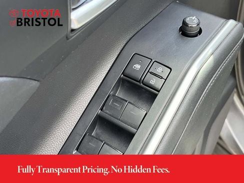 Used 2021 Toyota Highlander XLE AWD/4WD image 30
