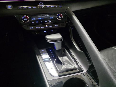Certified 2025 Hyundai Elantra Limited image 29