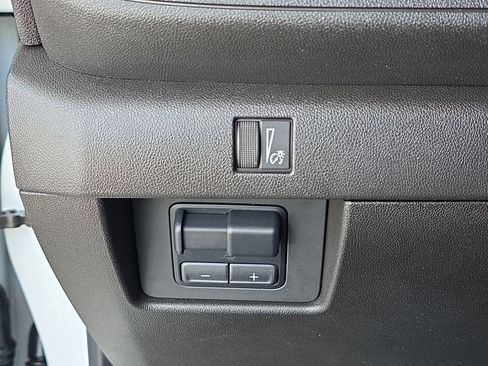 Used 2024 Chevrolet Colorado W/T RWD image 18
