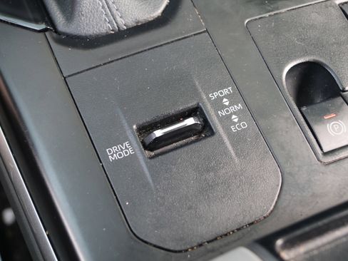 Used 2023 Toyota Highlander XLE image 29