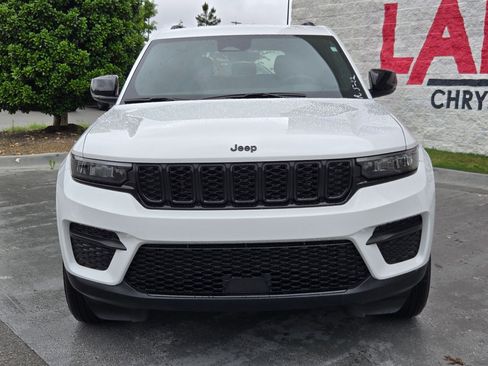 Used 2025 Jeep Grand Cherokee 4WD image 2