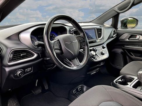 Used 2020 Chrysler Pacifica Touring w/ S Appearance Package FWD image 19