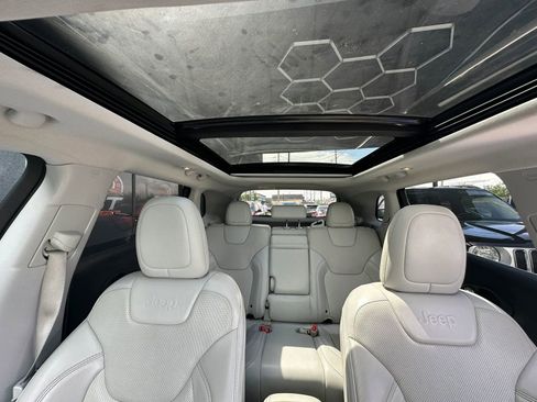 Used 2019 Jeep Cherokee Limited image 7