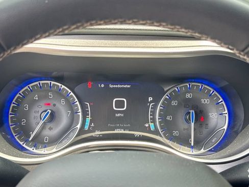 Used 2023 Chrysler Pacifica Touring-L FWD image 17